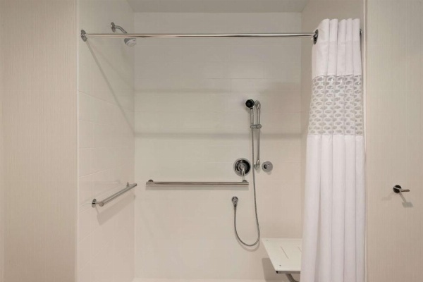 Hampton Inn By Hilton & Suites Kenosha image 17