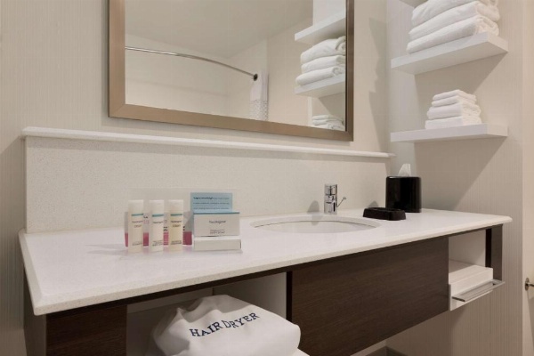 Hampton Inn By Hilton & Suites Kenosha image 23